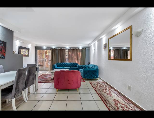 2 BEDROOM TOWNHOUSE FOR SALE IN WINDSOR WEST